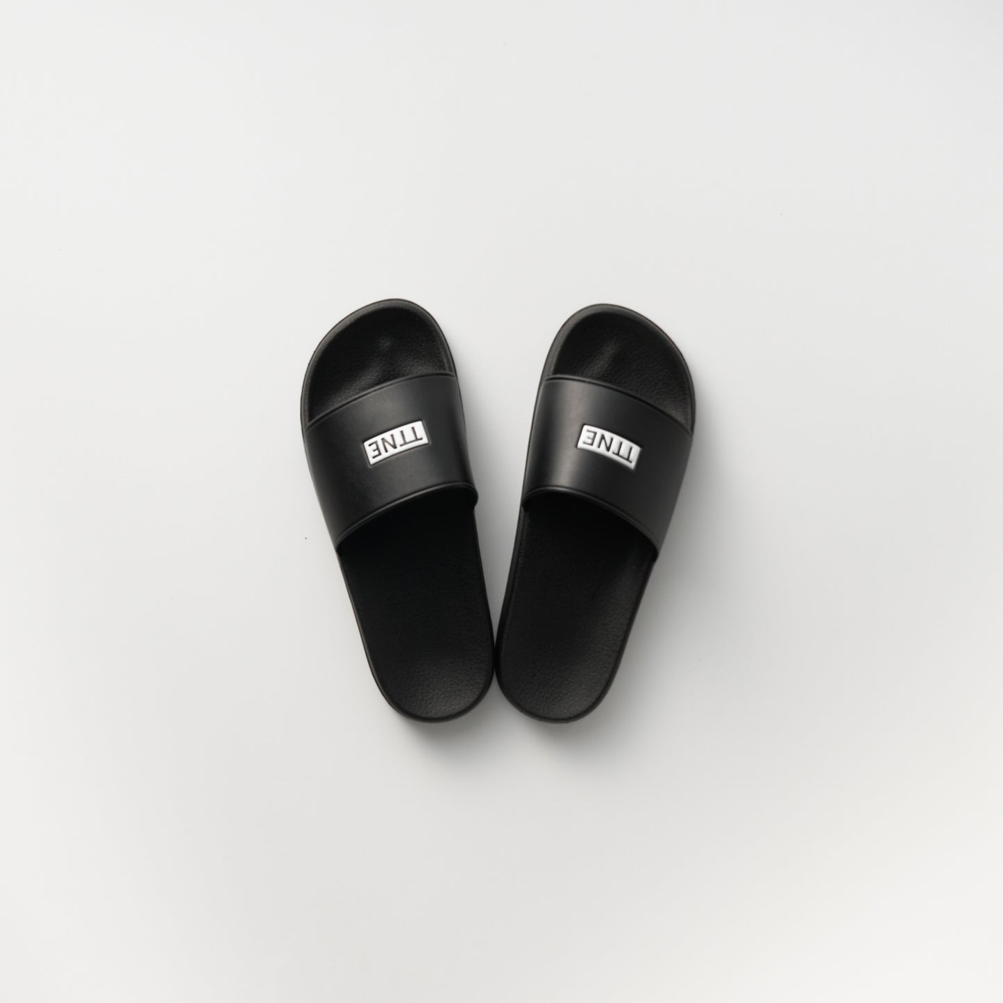 TTNE SAUNA SANDALS - Black