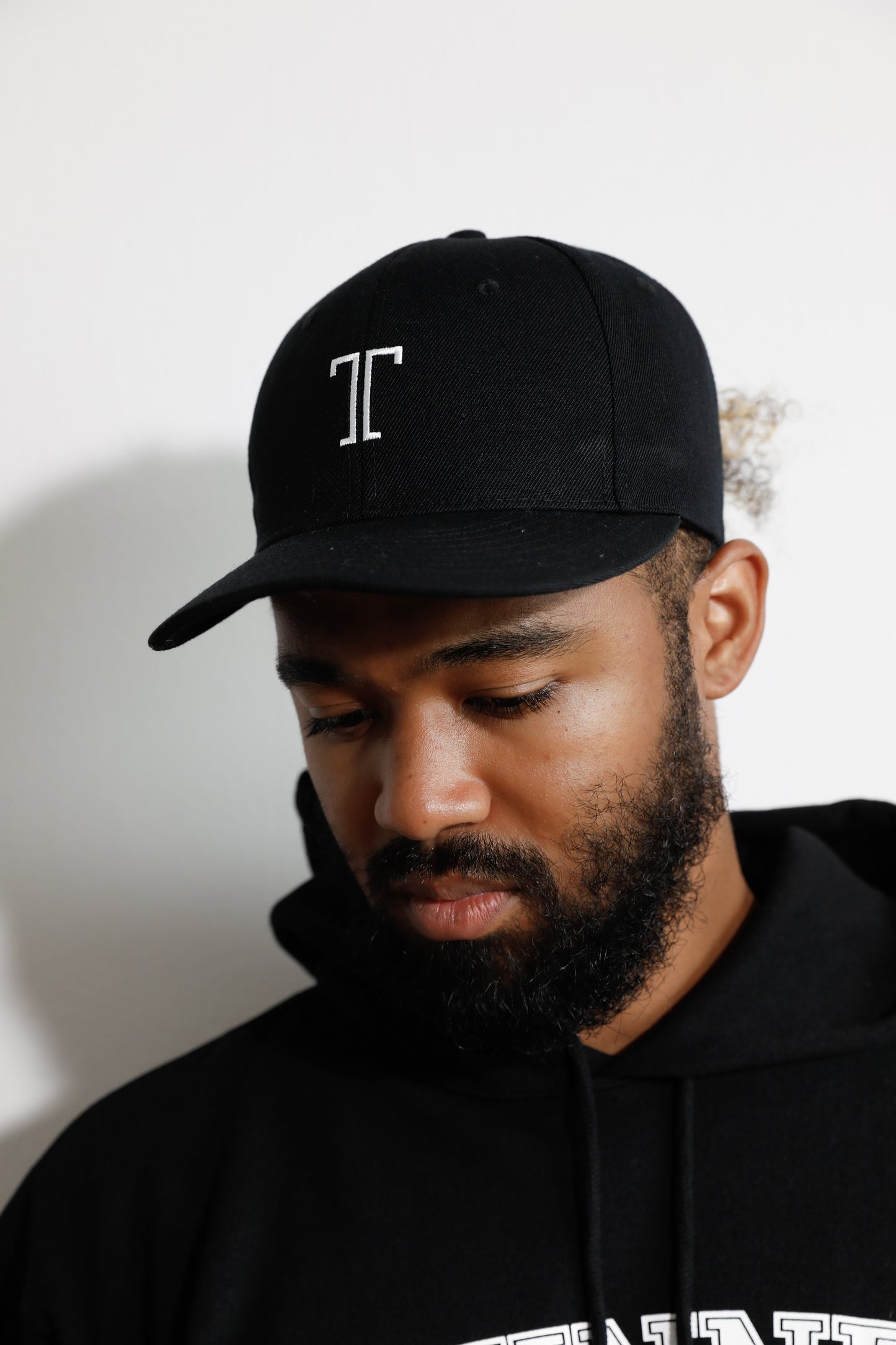 T icon Cap - Black