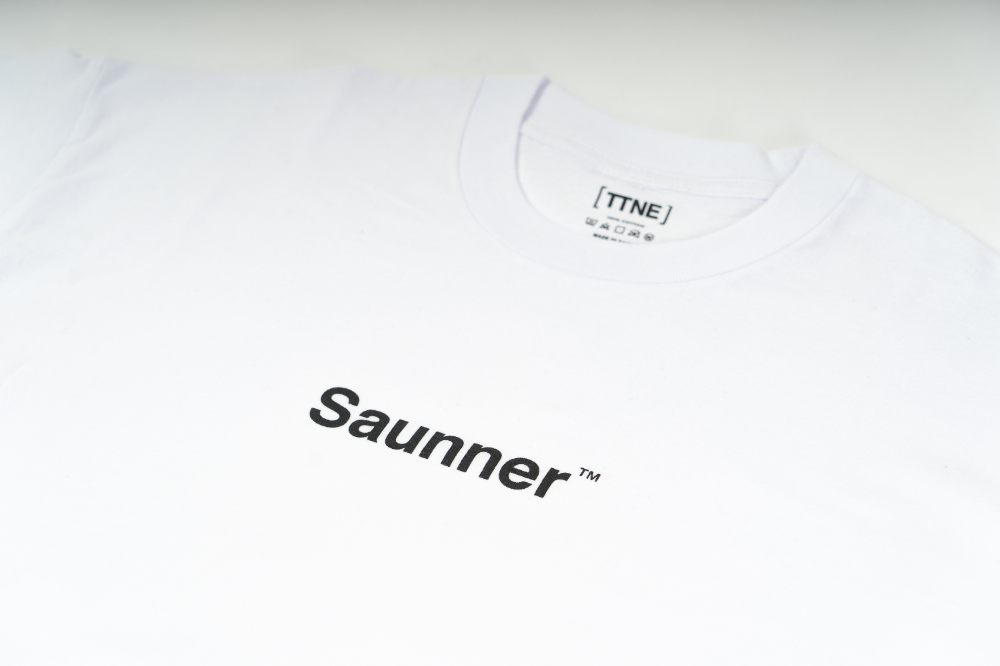 Saunner ™ Logo Long Sleeve Tee - White